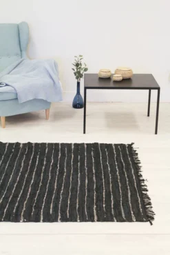 Voddenkleed - Nordal Design (zwart - 100% Leer) 17 Voddenkleed - Nordal Design (zwart - 100% Leer) -Tapijt Winkel img 7334.jpg